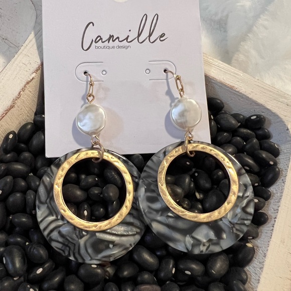 Jewelry - Coin Pearl & Cut-Out Gray Marbled Disk Earring